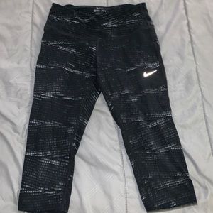 Nike 3 quarter leggings.